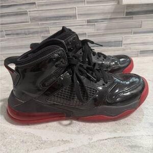 Air Jordan Mars 270 Boys 6Y Black and Red
